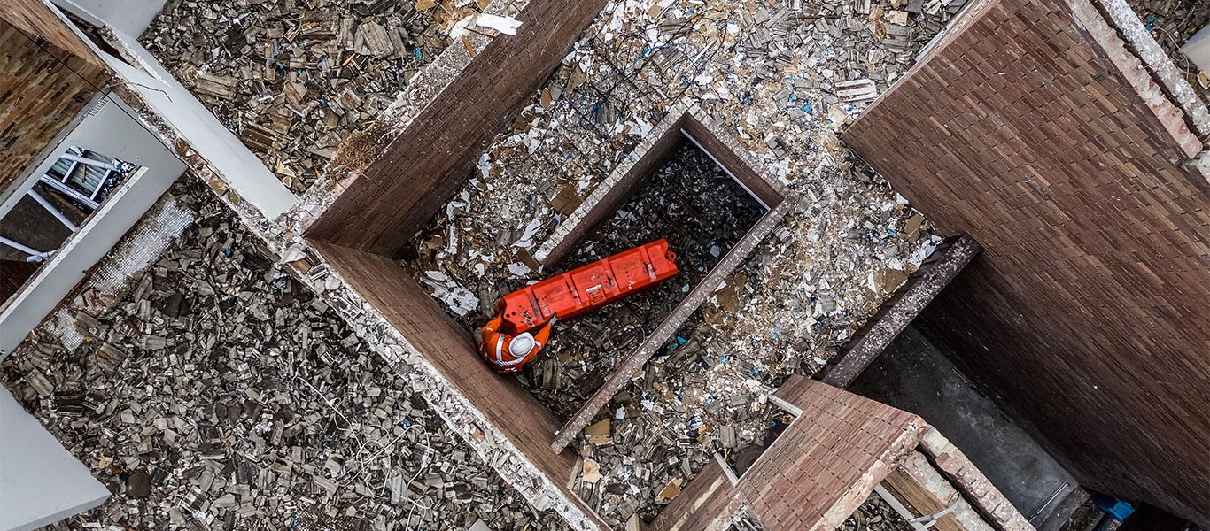 8 practical tips for effective construction waste management Construction site workers sorting waste with labelled bins