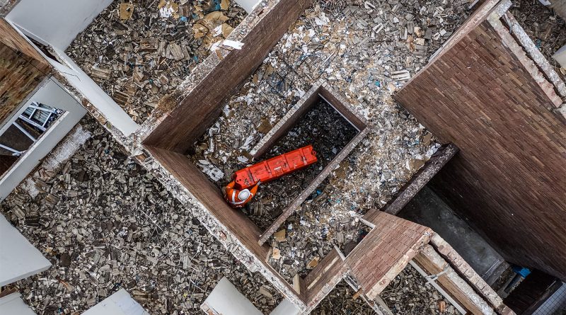 8 practical tips for effective construction waste management Construction site workers sorting waste with labelled bins
