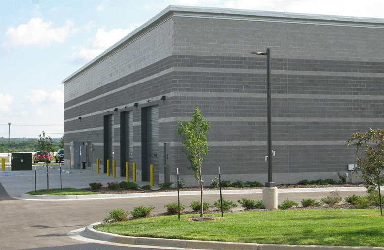  commercial facility featuring Rustic Face in Shadow, and Gemstone® in Oyster, providing a layered, “pancake” effect. Image: York Building Products.