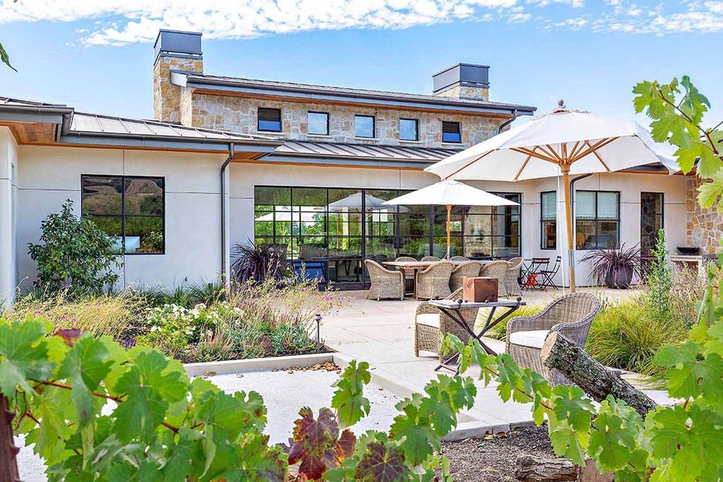 Solid steel windows and doors at a Napa, California, residence. Riviera Bronze says every unit is handcrafted at its Ventura, California, facility. Architect: Pacific Design Group.